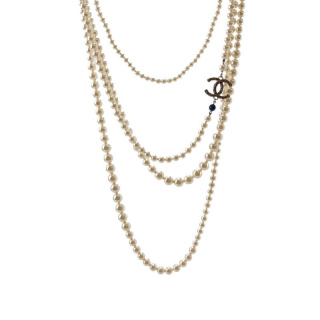 Chanel Perły z logo marki