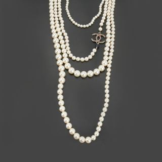 Chanel Perły z logo marki