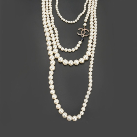 Chanel Perły z logo marki