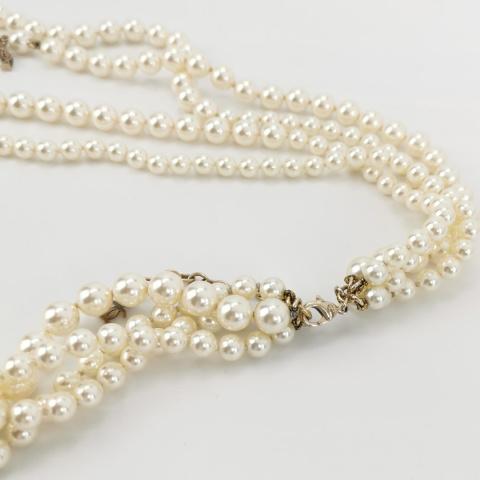 Chanel Perły z logo marki