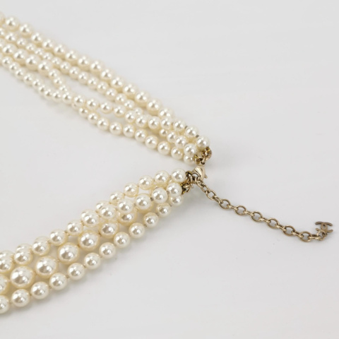 Chanel Perły z logo marki