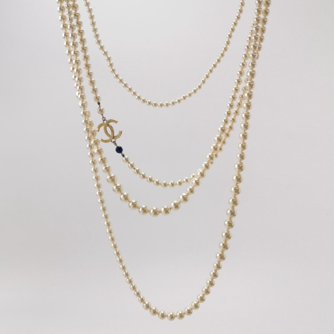 Chanel Perły z logo marki