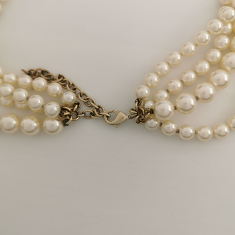 Chanel Perły z logo marki